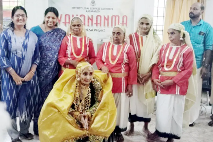 തണലേകിയവർക്ക് തണലേകാൻ... പരവനടുക്കം സർക്കാർ വയോജന മന്ദിരത്തിൽ നടന്ന പരിപാടിയിൽ ഒപ്പനയ്ക്ക് മണവാട്ടിയായ ലക്ഷ്മിയമ്മയ്ക്കും കൂട്ടുകാർക്കുമൊപ്പം ജീവനക്കാരും ചേർന്നപ്പോൾ