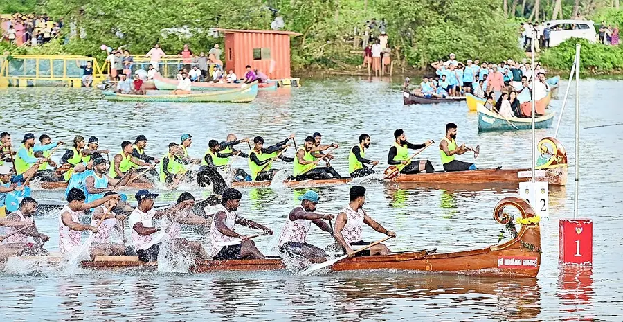 ചാമ്പ്യൻസ് ബോട്ട് ലീഗ് വള്ളംകളിയിൽ  ചെറുവത്തൂർ  അഴീക്കോടൻ അച്ചാംതുരുത്തി  ഒന്നാംസ്ഥാനത്തേക്ക് കുതിക്കുന്നു 