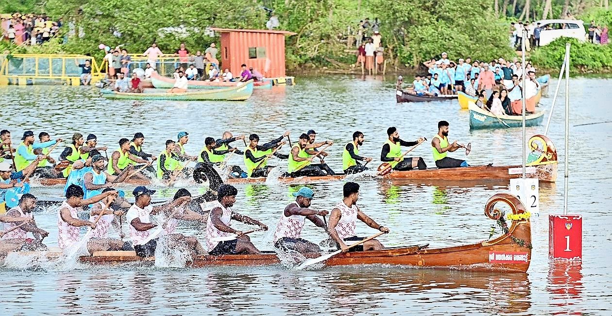 ചാമ്പ്യൻസ് ബോട്ട് ലീഗ് വള്ളംകളിയിൽ  ചെറുവത്തൂർ  അഴീക്കോടൻ അച്ചാംതുരുത്തി  ഒന്നാംസ്ഥാനത്തേക്ക് കുതിക്കുന്നു 