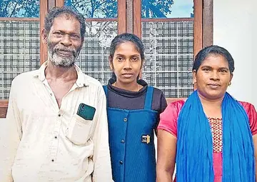 എംബിബിഎസ്‌ പ്രവേശനം ലഭിച്ച ഉണ്ണിമായ അച്ഛൻ മോഹനനും  അമ്മ ബിന്ദുവിനുമൊപ്പം 