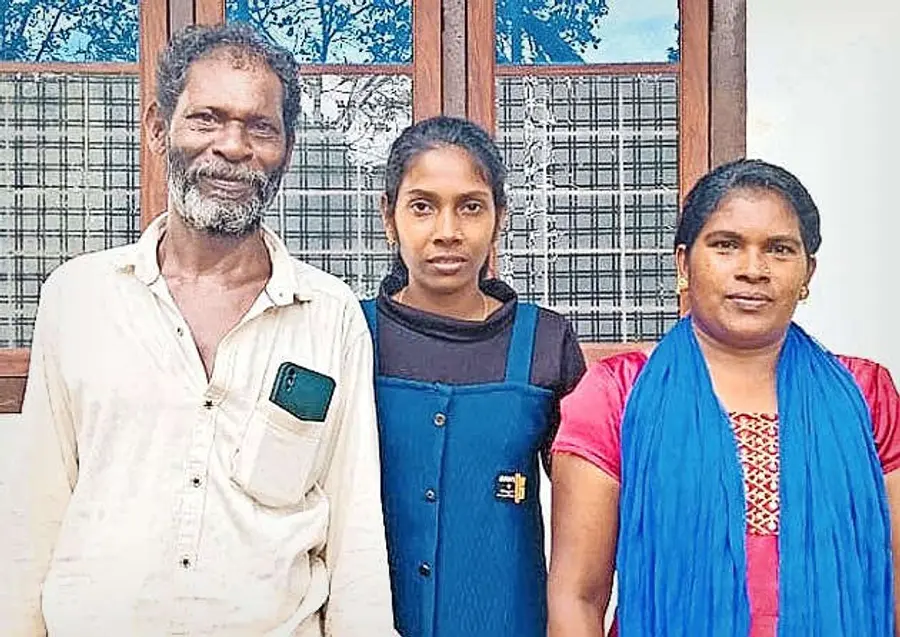 എംബിബിഎസ് പ്രവേശനം ലഭിച്ച ഉണ്ണിമായ അച്ഛൻ മോഹനനും അമ്മ ബിന്ദുവിനുമൊപ്പം