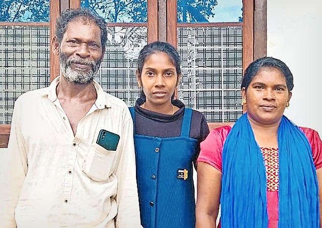 എംബിബിഎസ്‌ പ്രവേശനം ലഭിച്ച ഉണ്ണിമായ അച്ഛൻ മോഹനനും  അമ്മ ബിന്ദുവിനുമൊപ്പം 