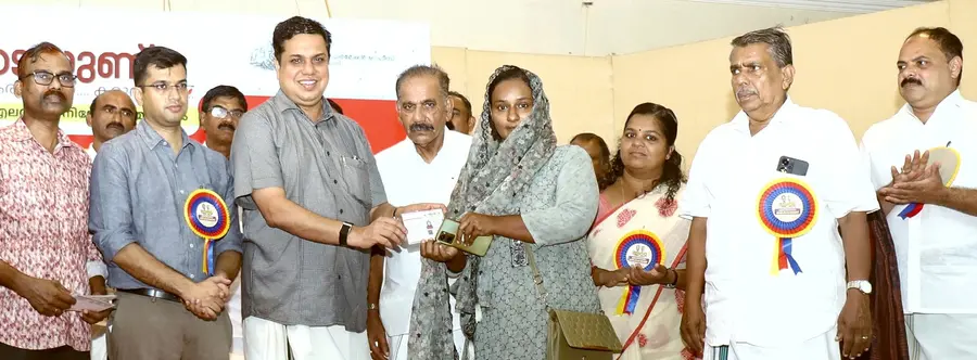 ‘കൂടെയുണ്ട് കരുത്തായി കരുതലായി' എലത്തൂർ മണ്ഡലം പരാതിപരിഹാര അദാലത്ത് സ്പീക്കർ എ എൻ ഷംസീർ
ഉദ്ഘാടനം ചെയ്തശേഷം റേഷൻ കാർഡുകൾ വിതരണംചെയ്യുന്നു