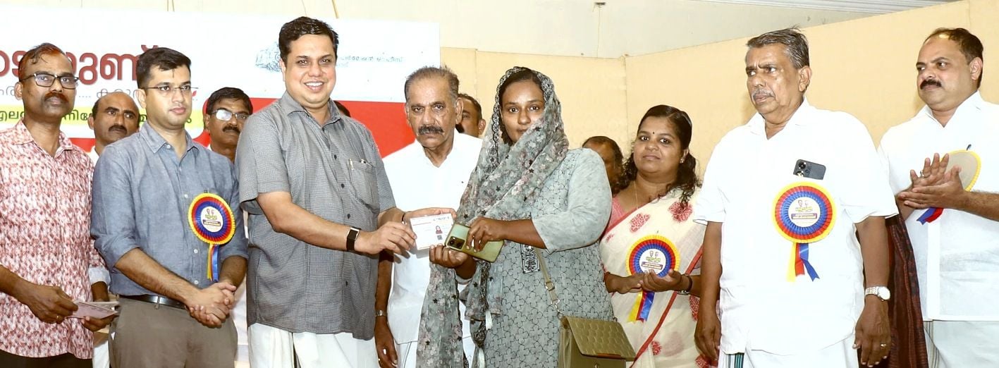 ‘കൂടെയുണ്ട് കരുത്തായി കരുതലായി' എലത്തൂർ മണ്ഡലം പരാതിപരിഹാര അദാലത്ത് സ്പീക്കർ എ എൻ ഷംസീർ  ഉദ്ഘാടനം ചെയ്തശേഷം റേഷൻ കാർഡുകൾ വിതരണംചെയ്യുന്നു