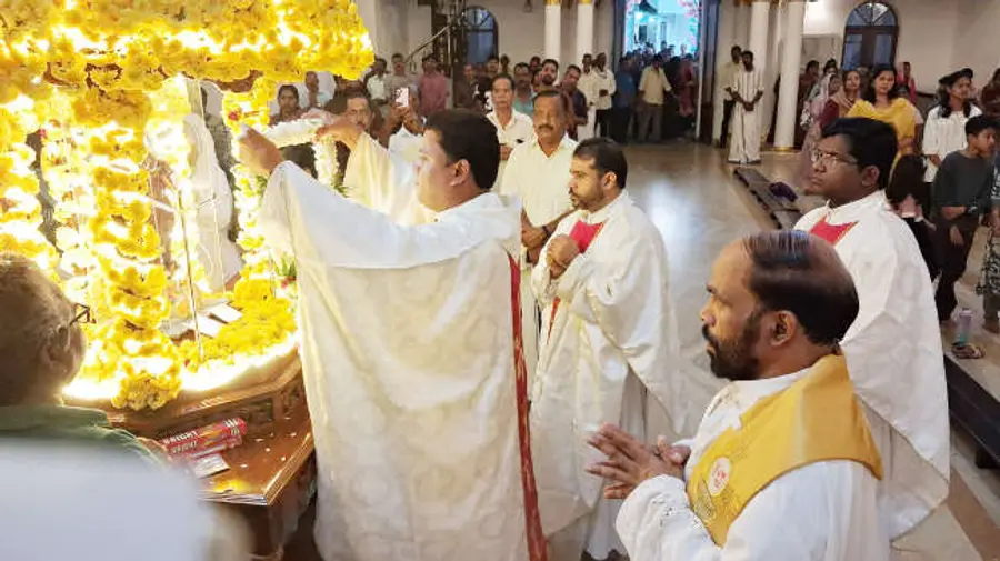 മാഹി സെന്റ് തെരേസാ ബസിലിക്ക തിരുനാളിന്റെ ദിവ്യബലിയുടെ ഭാഗമായി ഫാദർ സനൽ ലോറൻസ്‌ തിരുസ്വരൂപത്തിൽ ഹാരാർപ്പണം നടത്തുന്നു