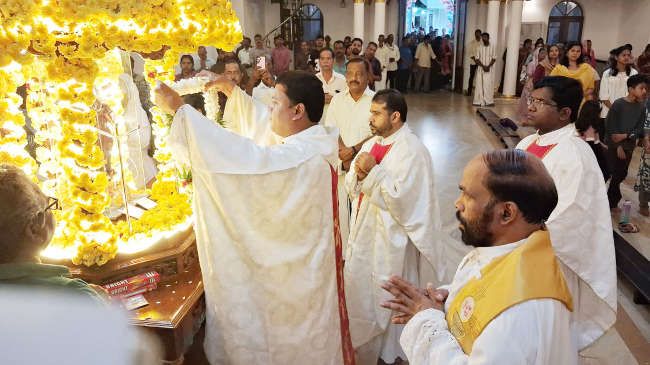 മാഹി സെന്റ് തെരേസാ ബസിലിക്ക തിരുനാളിന്റെ ദിവ്യബലിയുടെ ഭാഗമായി ഫാദർ സനൽ ലോറൻസ്‌ തിരുസ്വരൂപത്തിൽ ഹാരാർപ്പണം നടത്തുന്നു