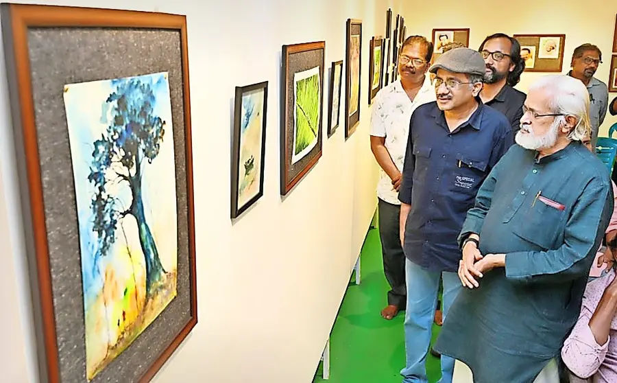 രാജേഷ് തളിപ്പൊയിലിന്റെ ചിത്രപ്രദർശനം കതിരൂർ  പഞ്ചായത്ത് ആർട്ട്  ഗാലറിയിൽ  ഉദ്ഘാടനം ചെയ്തശേഷം ചിത്രകാരൻ കെ കെ മാരാർ കാണുന്നു. രാജേഷ് തളിപ്പൊയിൽ സമീപം