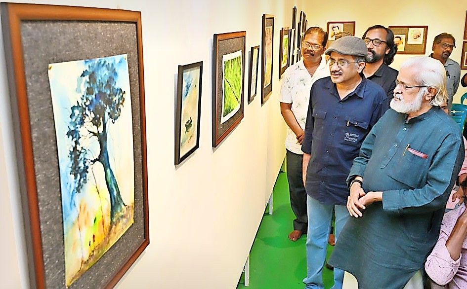 രാജേഷ് തളിപ്പൊയിലിന്റെ ചിത്രപ്രദർശനം കതിരൂർ  പഞ്ചായത്ത് ആർട്ട്  ഗാലറിയിൽ  ഉദ്ഘാടനം ചെയ്തശേഷം ചിത്രകാരൻ കെ കെ മാരാർ കാണുന്നു. രാജേഷ് തളിപ്പൊയിൽ സമീപം