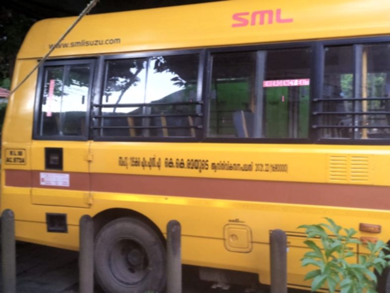 നാദാപുരം റോഡ്   ബഡ്സ് സ്കൂളിലെ  ബസ് 