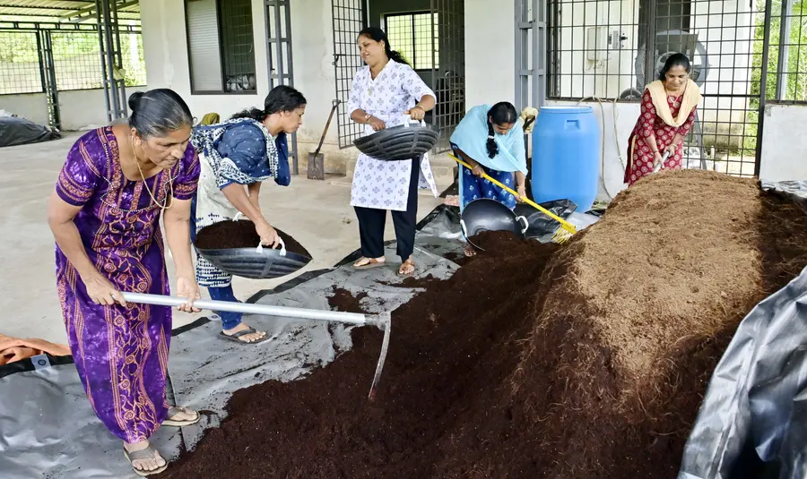 പള്ളിക്കര പഞ്ചായത്തിലെ ബംഗാടുള്ള ബയോ ജൈവ വള നിർമാണ യൂണിറ്റ്