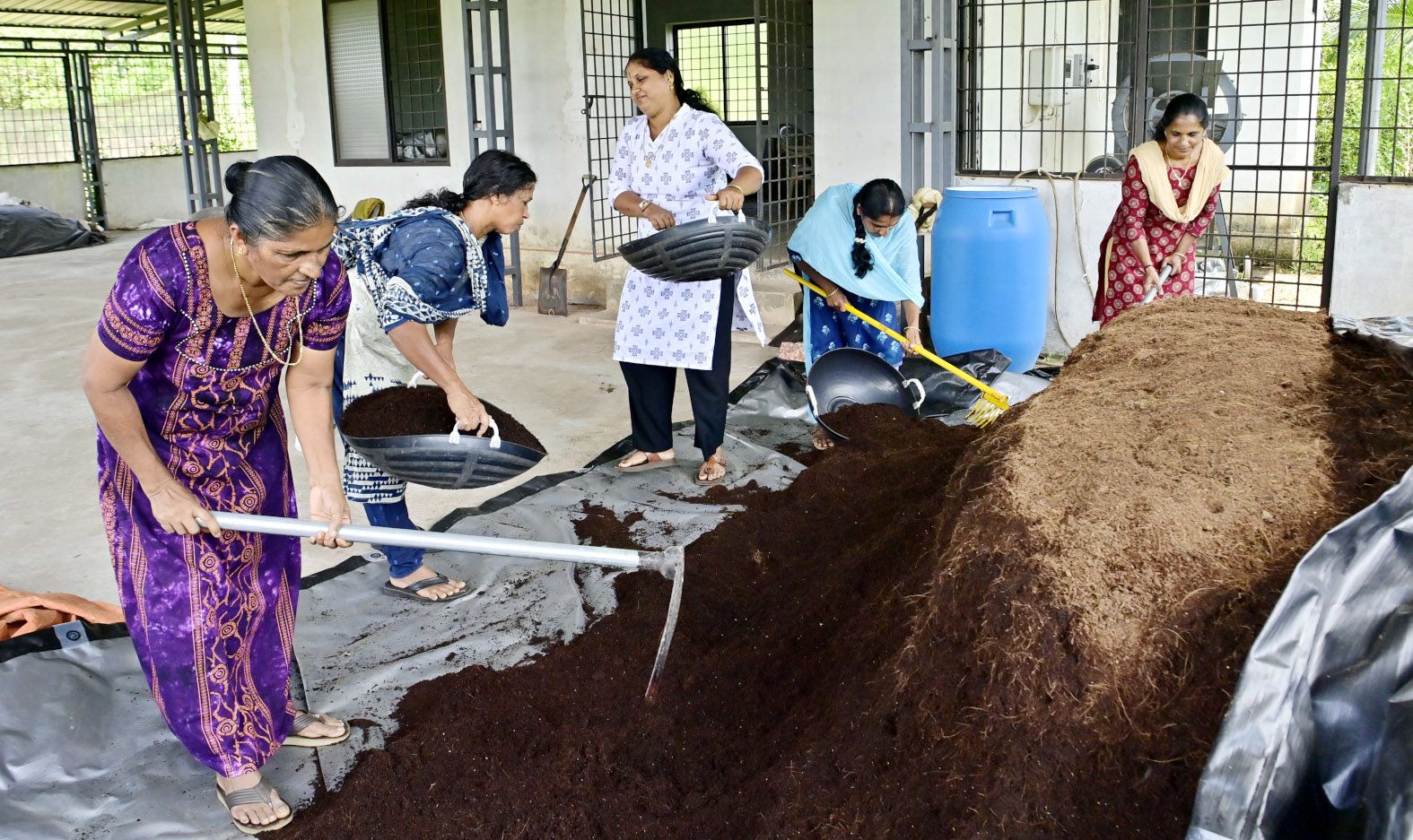 പള്ളിക്കര പഞ്ചായത്തിലെ ബംഗാടുള്ള ബയോ ജൈവ വള നിർമാണ യൂണിറ്റ്