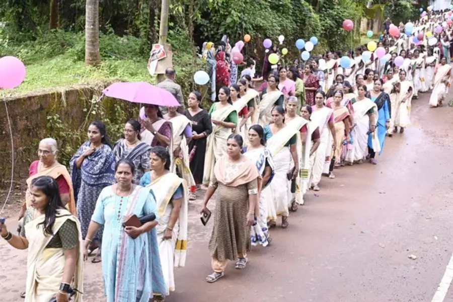 ചോറോട് പഞ്ചായത്ത് കെട്ടിടോദ്ഘാടന ഭാഗമായി നടന്ന ഘോഷയാത്രയിൽ നിന്ന്