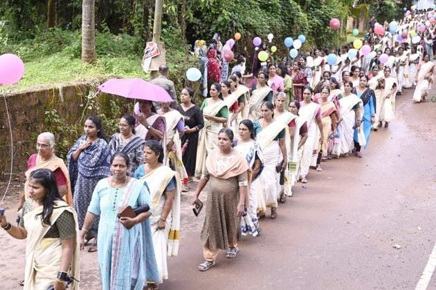 ചോറോട് പഞ്ചായത്ത് കെട്ടിടോദ്ഘാടന ഭാഗമായി നടന്ന ഘോഷയാത്രയിൽ നിന്ന്