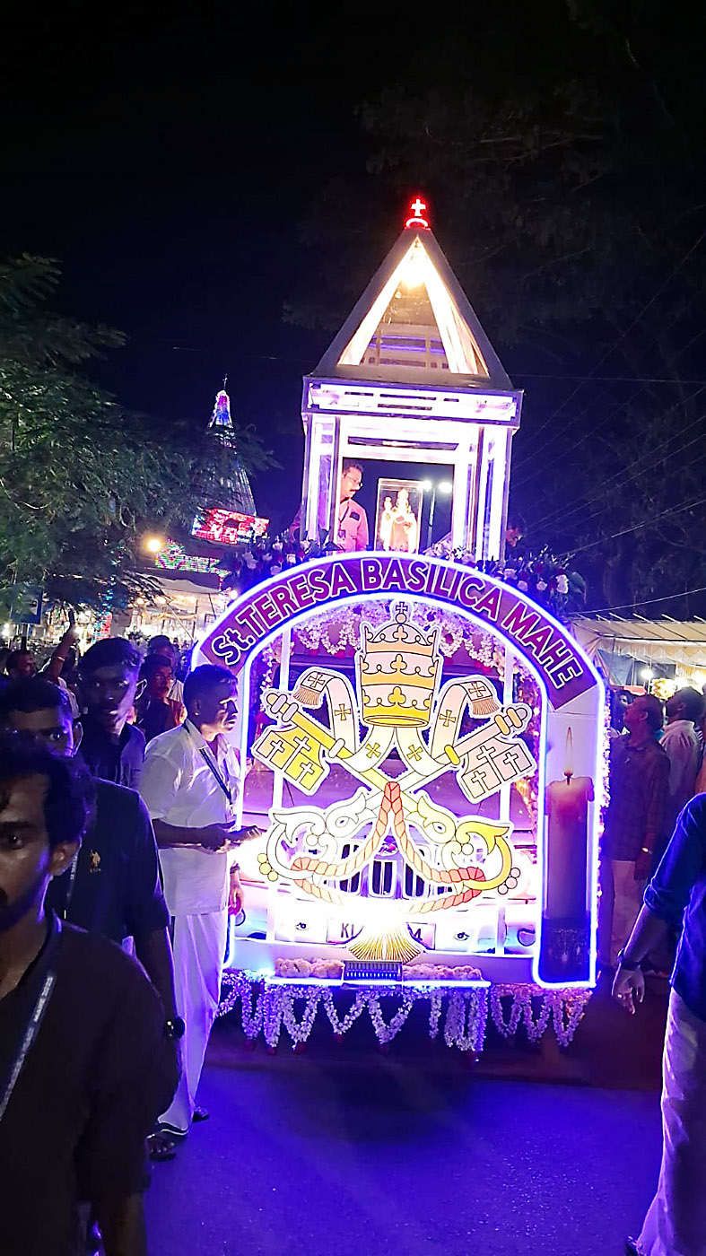തിരുസ്വരൂപം വഹിച്ചുകൊണ്ടുള്ള രഥം നഗരപ്രദക്ഷിണത്തിനായി  മാഹി സെന്റ് തെരേസ ബസിലിക്കയിൽനിന്ന്‌ പുറപ്പെട്ടപ്പോൾ ​ 