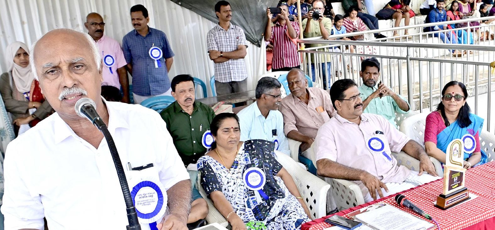 ജില്ലാ സ്കൂൾ കായികമേള നീലേശ്വരം ഇ എം എസ്‌ സ്‌റ്റേഡിയത്തിൽ ഇ ചന്ദ്രശേഖരൻ എംഎൽഎ ഉദ്ഘാടനം ചെയ്യുന്നു 