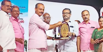 ഭൂമിയുള്ള ഭവനരഹിതരുടെ പട്ടിക പൂർത്തീകരിച്ചതിനുള്ള ലൈഫ് മിഷന്റെ ഉപഹാരം മന്ത്രി എം ബി രാജേഷിൽനിന്ന്‌  പഞ്ചായത്ത് പ്രസിഡന്റ് കെ കെ രാജീവൻ ഏറ്റുവാങ്ങുന്നു (ഫയൽചിത്രം) 