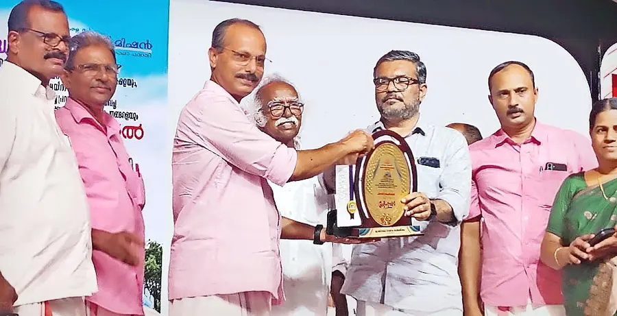 ഭൂമിയുള്ള ഭവനരഹിതരുടെ പട്ടിക പൂർത്തീകരിച്ചതിനുള്ള ലൈഫ് മിഷന്റെ ഉപഹാരം മന്ത്രി എം ബി രാജേഷിൽനിന്ന്
പഞ്ചായത്ത് പ്രസിഡന്റ് കെ കെ രാജീവൻ ഏറ്റുവാങ്ങുന്നു (ഫയൽചിത്രം)