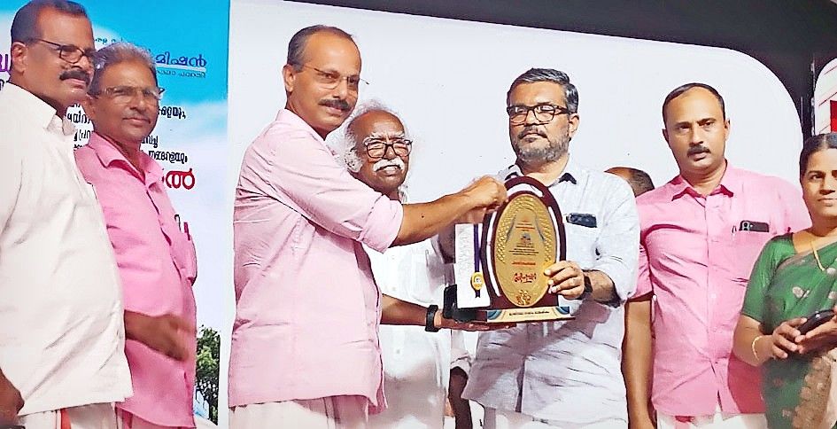 ഭൂമിയുള്ള ഭവനരഹിതരുടെ പട്ടിക പൂർത്തീകരിച്ചതിനുള്ള ലൈഫ് മിഷന്റെ ഉപഹാരം മന്ത്രി എം ബി രാജേഷിൽനിന്ന്‌  പഞ്ചായത്ത് പ്രസിഡന്റ് കെ കെ രാജീവൻ ഏറ്റുവാങ്ങുന്നു (ഫയൽചിത്രം) 