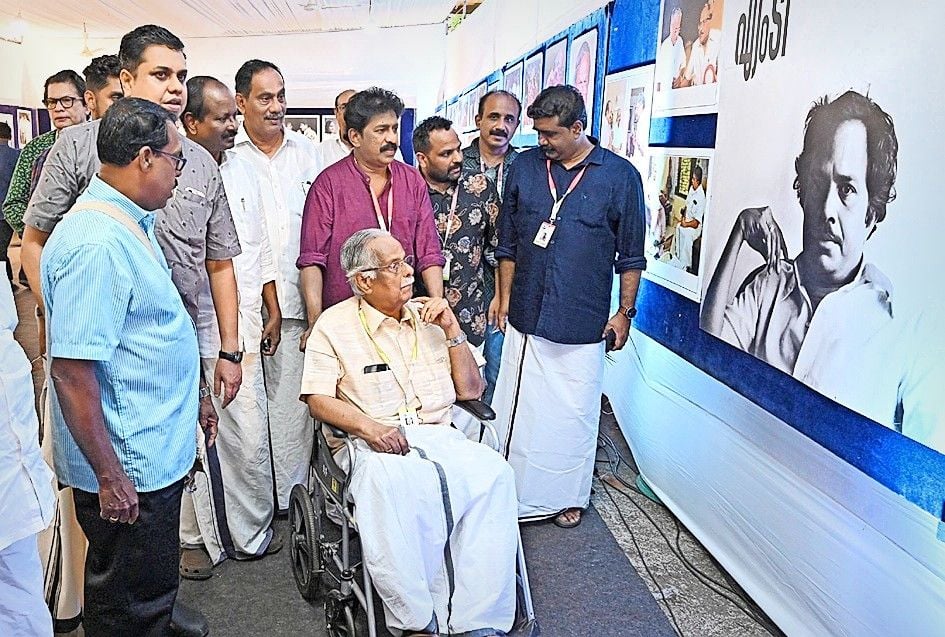 ചലച്ചിത്രമേളയോടനുബന്ധിച്ചുള്ള ‘എം ടി കാലം: മായാചിത്രങ്ങൾ’ ഫോട്ടോ പ്രദർശനം ഉദ്ഘാടനം ചെയ്തശേഷം  കഥാകൃത്ത് ടി പത്മനാഭൻ കാണുന്നു