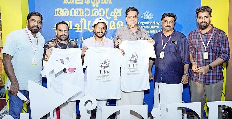 തലശേരി ചലച്ചിത്ര മേളയുടെ ടീ ഷർട്ട് നടൻ ബേസിൽ ജോസഫിന് നൽകി സ്പീക്കർ  എ എൻ ഷംസീർ പുറത്തിറക്കുന്നു 