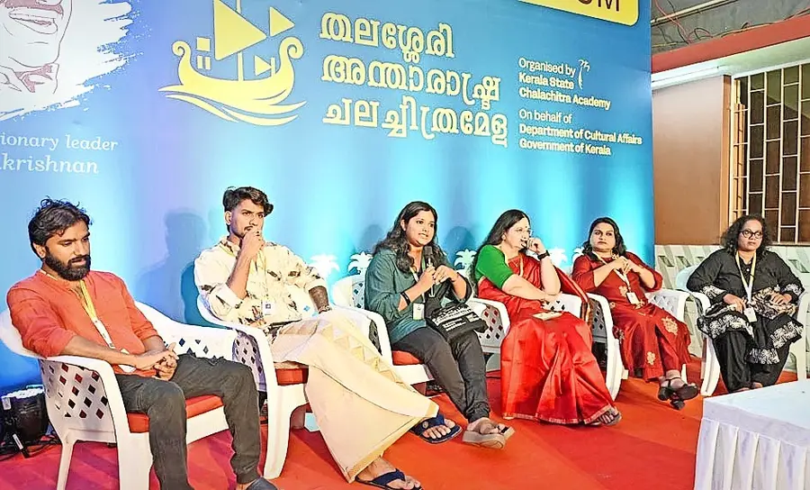 ഓപ്പൺ ഫോറത്തിൽ മോഡറേറ്റർ സുനൈന ഷാഹിദ ഇഖ്ബാൽ സംസാരിക്കുന്നു.