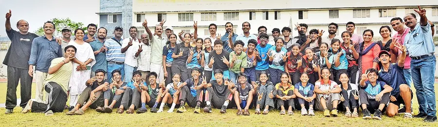 ജില്ലാ സ്കൂൾ കായികമേളയിൽ ഓവറോൾ ചാമ്പ്യന്മാരായ പയ്യന്നൂർ ഉപജില്ലാ ടീം