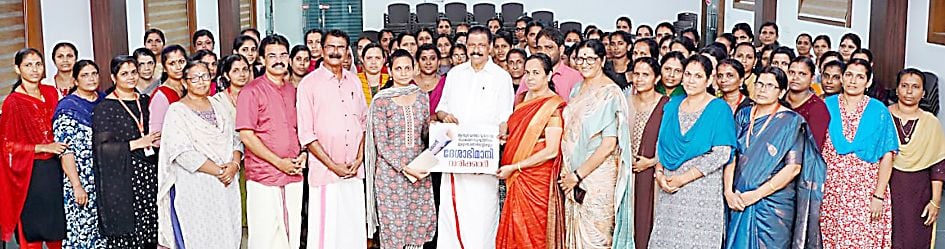 ആന്തൂർ വനിതാ വ്യവസായ സഹകരണ സംഘത്തിലെ മുഴുവൻ ജീവനക്കാരുടെയും വാർഷിക വരിസംഖ്യാ ലിസ്റ്റ്  സിപിഐ എം സംസ്ഥാന സെക്രട്ടറി എം വി ഗോവിന്ദൻ ഏറ്റുവാങ്ങുന്നു