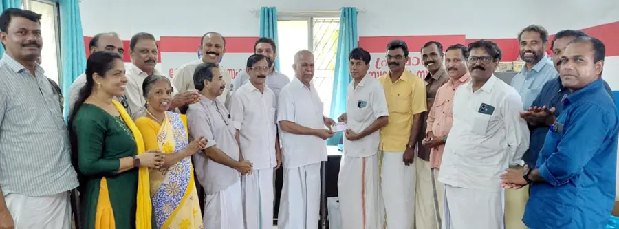 കേരള പ്രവാസി സംഘം മെമ്പർഷിപ്പ് വിതരണത്തിന്റെ ജില്ലാതല ഉദ്ഘാടനം സംസ്ഥാന സെക്രട്ടറി പി കെ അബ്ദുള്ള നിർവഹിക്കുന്നു