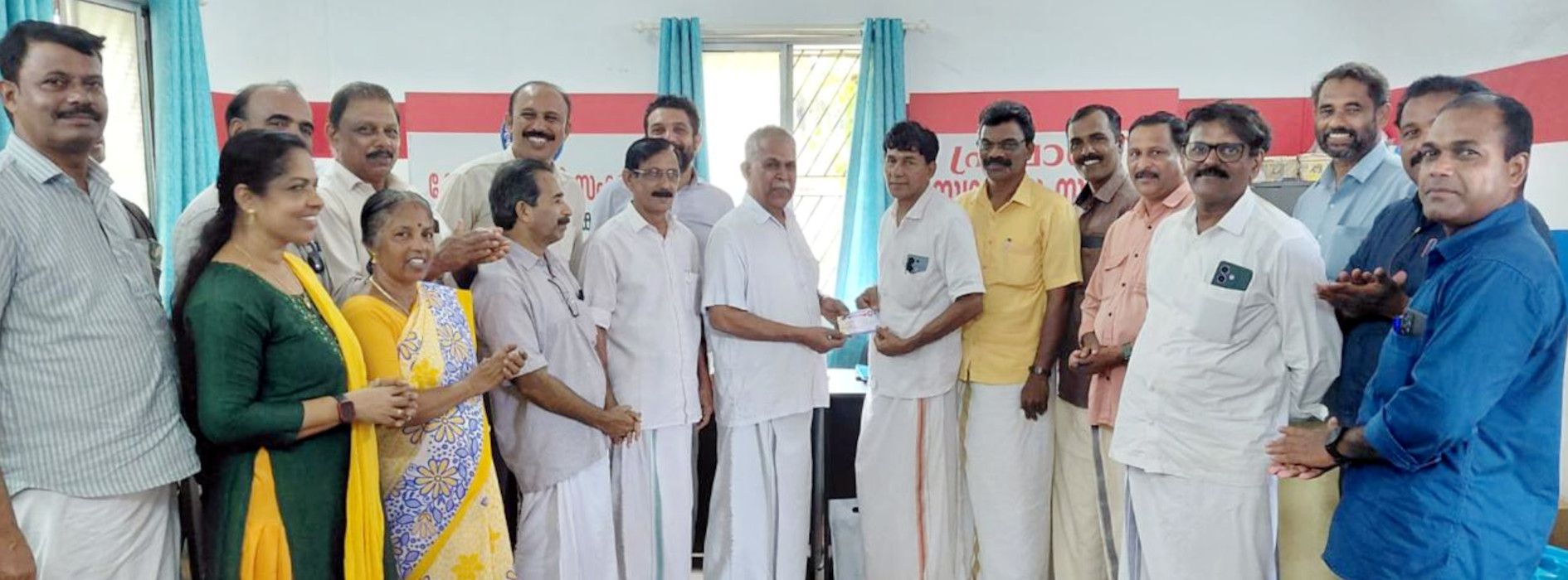 കേരള പ്രവാസി സംഘം മെമ്പർഷിപ്പ് വിതരണത്തിന്റെ ജില്ലാതല ഉദ്ഘാടനം സംസ്ഥാന സെക്രട്ടറി പി കെ അബ്ദുള്ള നിർവഹിക്കുന്നു