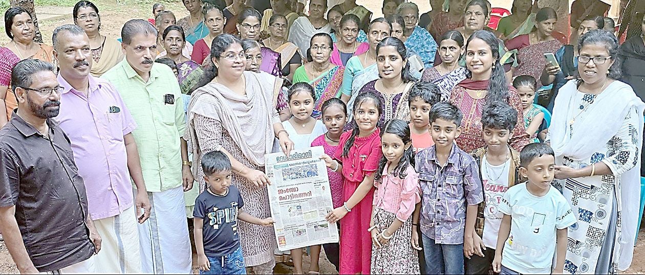 പുല്ല്യോട് വെസ്റ്റ് എൽപി സ്കൂളിൽ ദേശാഭിമാനി അക്ഷരമുറ്റം പദ്ധതി നടി ഗായത്രി വർഷ ഉദ്‌ഘാടനംചെയ്യുന്നു 