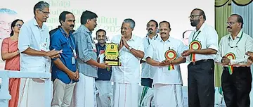 2021 ലെ സംസ്ഥാന ജൈവ വൈവിധ്യ പുരസ്കാരം മുഖ്യമന്ത്രി പിണറായി വിജയനിൽനിന്ന്  കാങ്കോൽ–ആലപ്പടമ്പ്‌ പഞ്ചായത്ത്‌ സാരഥികൾ ഏറ്റുവാങ്ങുന്നു (ഫയൽചിത്രം)