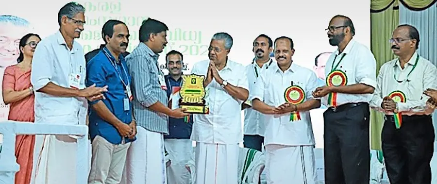 2021 ലെ സംസ്ഥാന ജൈവ വൈവിധ്യ പുരസ്കാരം മുഖ്യമന്ത്രി പിണറായി വിജയനിൽനിന്ന് കാങ്കോൽ–ആലപ്പടമ്പ് പഞ്ചായത്ത് സാരഥികൾ ഏറ്റുവാങ്ങുന്നു (ഫയൽചിത്രം)