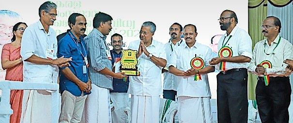 2021 ലെ സംസ്ഥാന ജൈവ വൈവിധ്യ പുരസ്കാരം മുഖ്യമന്ത്രി പിണറായി വിജയനിൽനിന്ന്  കാങ്കോൽ–ആലപ്പടമ്പ്‌ പഞ്ചായത്ത്‌ സാരഥികൾ ഏറ്റുവാങ്ങുന്നു (ഫയൽചിത്രം)