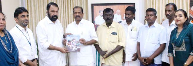  "കേരളത്തിലെ കൊറഗർ, മലവേട്ടുവൻ സമുദായങ്ങളുടെ സാമൂഹിക സാമ്പത്തിക തൊഴിൽ സാഹചര്യങ്ങൾ' വിഷയത്തിൽ കിലെ നടത്തിയ ഗവേഷണ പഠന റിപ്പോർട്ട് മന്ത്രി വി ശിവൻകുട്ടി മന്ത്രി ഒ ആർ കേളുവിന് നൽകി പ്രകാശിപ്പിക്കുന്നു