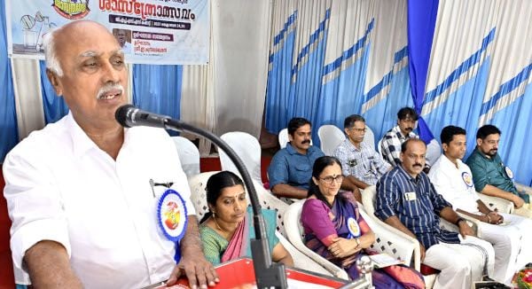  ജില്ലാ സ്കൂൾ  ശാസ്‌ത്രോത്സവം കക്കാട്ട്‌ ഗവ. ഹയർസെക്കൻഡറിയിൽ  ഇ ചന്ദ്രശേഖരന്‍ എംഎല്‍എ   ഉദ്ഘാടനം ചെയ്യുന്നു