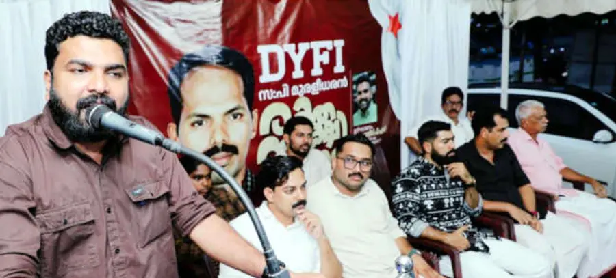 പി മുരളീധരൻ രക്തസാക്ഷി അനുസ്മരണ പൊതുയോഗം കുമ്പള ടൗണിൽ എസ്എഫ്ഐ സംസ്ഥാന സെക്രട്ടറി
പി എസ് സഞ്ജീവ് ഉദ്ഘാടനം ചെയ്യുന്നു