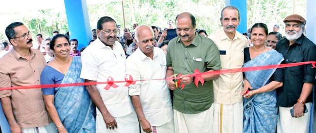 മടിക്കൈ പഞ്ചായത്ത് പാലിയേറ്റീവ് കെയർ സെന്റർ കെട്ടിടം ധനമന്ത്രി കെ എൻ ബാലഗോപാൽ ഉദ്ഘാടനം ചെയ്യുന്നു