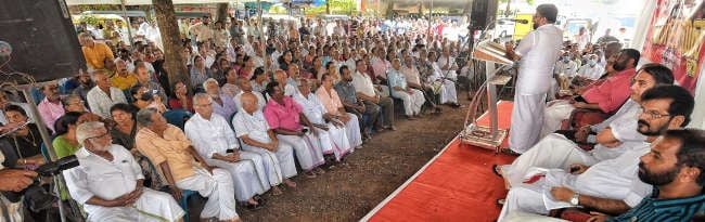 കണ്ണൂർ കോര്‍പ്പറേഷന്റെ  അഴിമതിയിലും വികസനവിരുദ്ധ നിലപാടിലും പ്രതിഷേധിച്ച് എല്‍ഡിഎഫ് നേതൃത്വത്തിൽ കണ്ണൂർ സ്റ്റേഡിയം കോർണറിൽ നടത്തിയ ധർണ സിപിഐ എം ജില്ലാ സെക്രട്ടറി കെ കെ രാഗേഷ് ഉദ്ഘാടനംചെയ്യുന്നു 