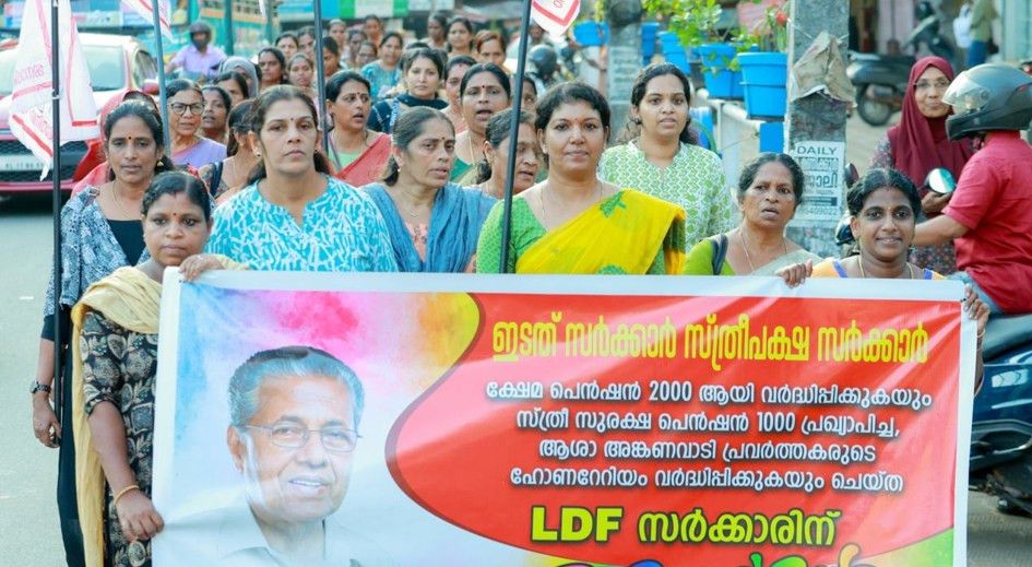 സംസ്ഥാന സർക്കാരിന് അഭിവാദ്യമർപ്പിച്ച് മഹിളാ അസോസിയേഷൻ തിരുവമ്പാടി ഏരിയാ കമ്മിറ്റി നേതൃത്വത്തിൽ മുക്കത്ത് നടത്തിയ പ്രകടനം 
