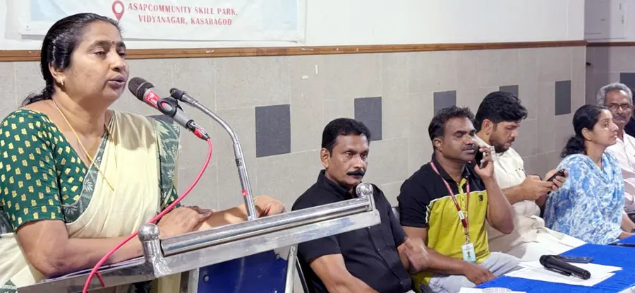 തൊഴിൽ പൊലിമ  മെഗാ തൊഴിൽ മേള ജില്ലാ പഞ്ചായത്ത് പ്രസിഡന്റ് പി ബേബി  ഉദ്‌ഘാടനംചെയ്യുന്നു 