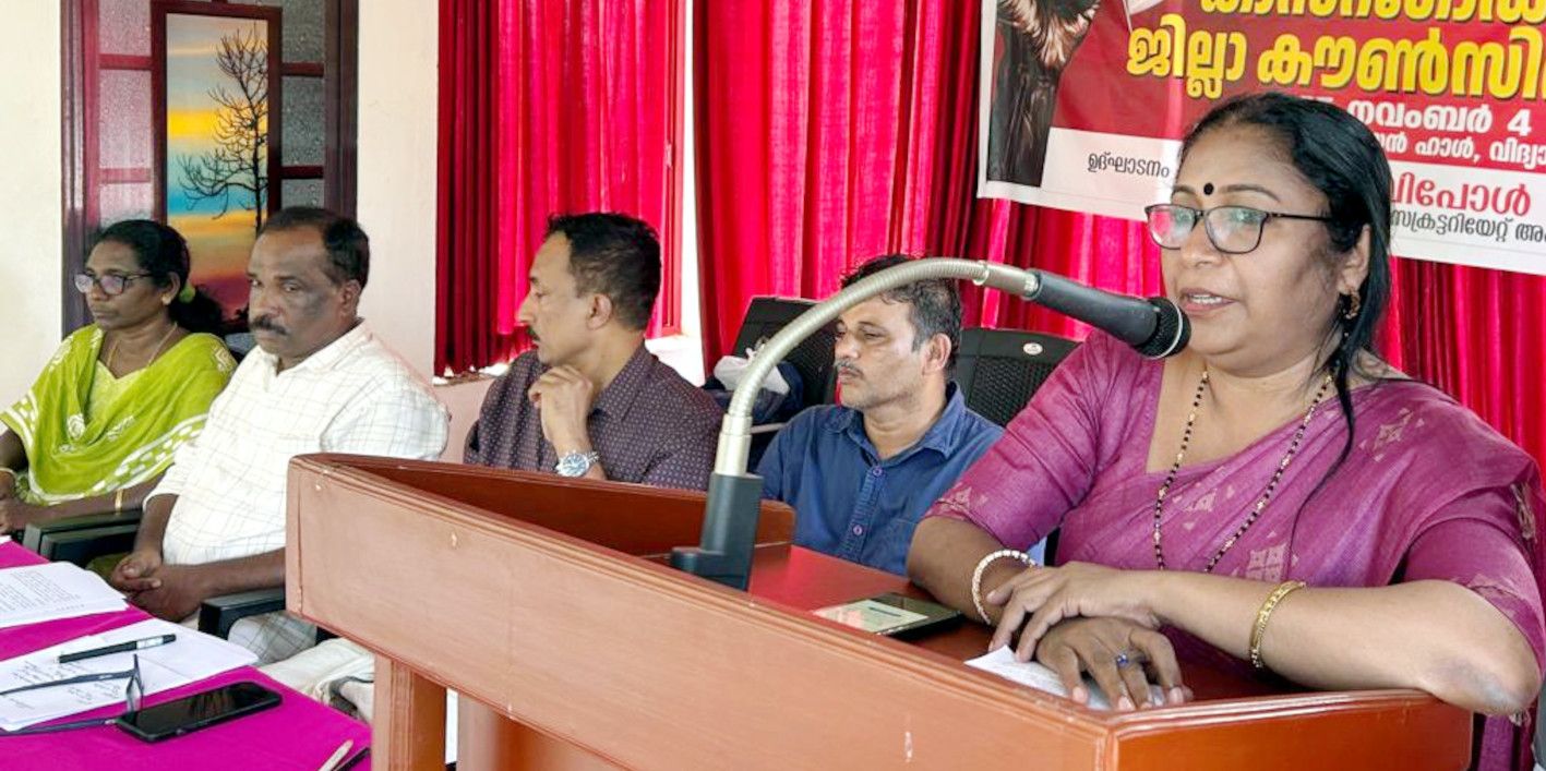 കെജിഒഎ ജില്ലാ ക‍ൗൺസിൽ സംസ്ഥാന സെക്രട്ടറിയറ്റംഗം ഡോ.  ബോബി പോൾ ഉദ്ഘാടനം  ചെേയ്യുന്നു 