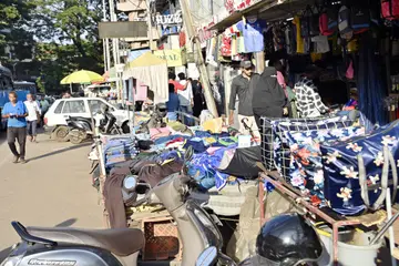 കാസർകോട്‌ പഴയ ബസ്‌സ്‌റ്റാൻഡിൽ വഴിയോരക്കച്ചവടക്കാരെ ഒഴിപ്പിച്ചതിനുശേഷവും നടപ്പാത കൈയേറി കച്ചവടം നടത്തുന്നു 