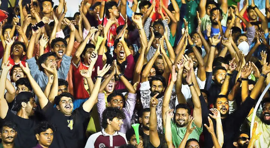 കണ്ണൂർ ജവഹർ സ്റ്റേഡിയത്തിൽ കണ്ണൂർ വാരിയേഴ്സും തിരുവനന്തപുരം കൊമ്പൻസ് എഫ്‌സിയും തമ്മിലുള്ള മത്സരം കാണാനെത്തിയവരുടെ ആവേശം