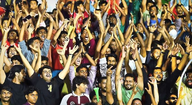 കണ്ണൂർ ജവഹർ സ്റ്റേഡിയത്തിൽ കണ്ണൂർ വാരിയേഴ്സും തിരുവനന്തപുരം കൊമ്പൻസ് എഫ്‌സിയും തമ്മിലുള്ള മത്സരം കാണാനെത്തിയവരുടെ ആവേശം