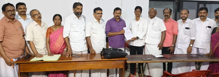 കാവിലുംപാറ ടൂറിസം പ്രൊമോട്ടിങ് കോ -ഓപറേറ്റീവ് സൊസൈറ്റിയുടെ അംഗീകാരപത്രം വടകര  സഹകരണ ഇൻസ്പെക്ടർ എം എം  മനോജൻ സൊസൈറ്റി പ്രസിഡന്റ്  എ ആർ വിജയന് കൈമാറുന്നു