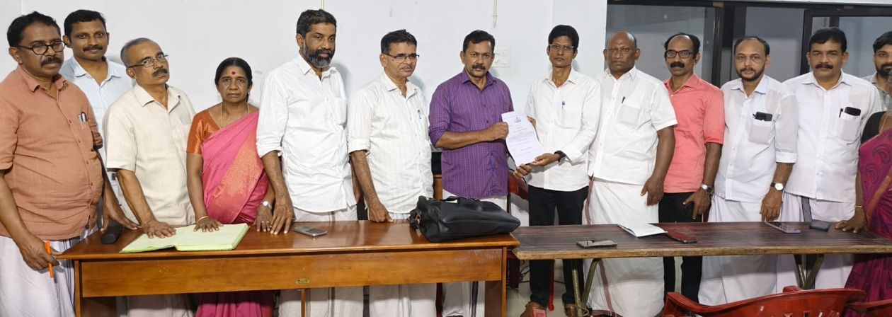 കാവിലുംപാറ ടൂറിസം പ്രൊമോട്ടിങ് കോ -ഓപറേറ്റീവ് സൊസൈറ്റിയുടെ അംഗീകാരപത്രം വടകര  സഹകരണ ഇൻസ്പെക്ടർ എം എം  മനോജൻ സൊസൈറ്റി പ്രസിഡന്റ്  എ ആർ വിജയന് കൈമാറുന്നു