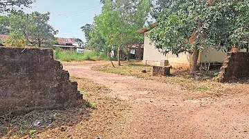 മാളികപ്പറമ്പ് മിനി വ്യവസായകേന്ദ്രത്തിന്റെ മുൻവശത്തെ ഗേറ്റ് പൊളിച്ചുകൊണ്ടുപോയ നിലയിൽ