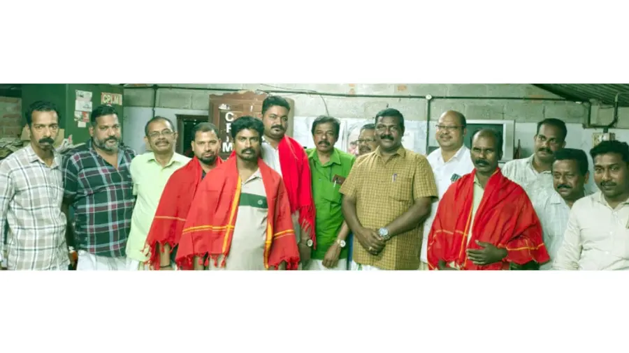 വിവിധ പാർടികളിൽനിന്ന് രാജിവച്ചെത്തിയവരെ ജി സ്റ്റീഫൻ എംഎൽഎ സ്വീകരിക്കുന്നു