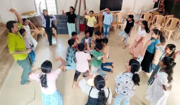 കാസർകോട് ഗവ. യുപി സ്കൂളിൽ നടന്ന "ലിറ്റിൽ മാസ്റ്റേഴ്സ്' ക്യാന്പിൽ അധ്യാപകൻ വിജയൻ ശങ്കരന്പാടി വിദ്യാർഥികളും
മാനസികോല്ലാസ പരിപാടിയിൽ