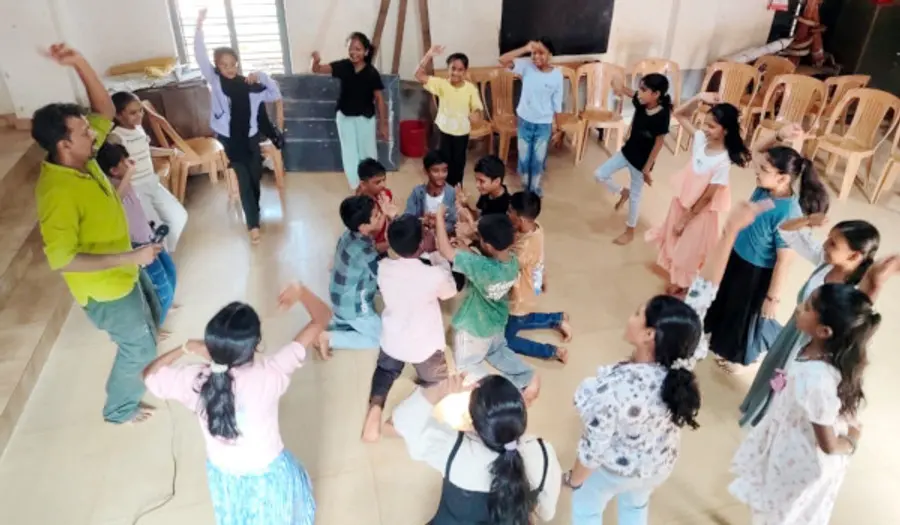 കാസർകോട്‌ ഗവ. യുപി സ്‌കൂളിൽ നടന്ന "ലിറ്റിൽ മാസ്‌റ്റേഴ്‌സ്' ക്യാന്പിൽ അധ്യാപകൻ വിജയൻ ശങ്കരന്പാടി വിദ്യാർഥികളും  മാനസികോല്ലാസ പരിപാടിയിൽ